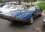 Съвременните Aston Martins са мечтата на любителите на колите, но тази класика от 70-те години е нещо кошмарно със своите заострени предни и задни краища.