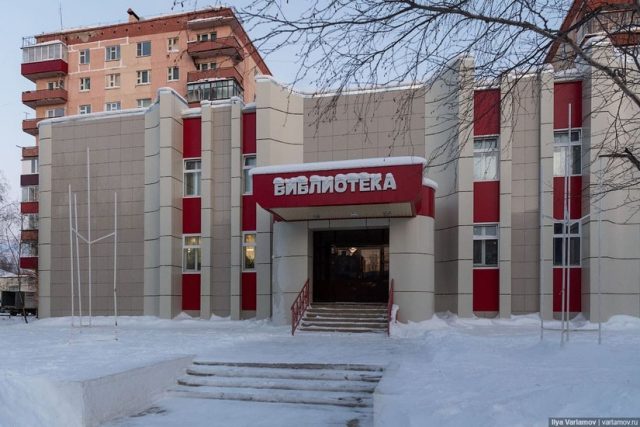 Това място си има и библиотека