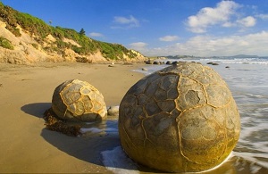 Камъните The Moeraki Boulders се намират в Нова Зеландия.
