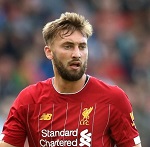 Натаниел Филипс с червената фланелка на родния му клуб