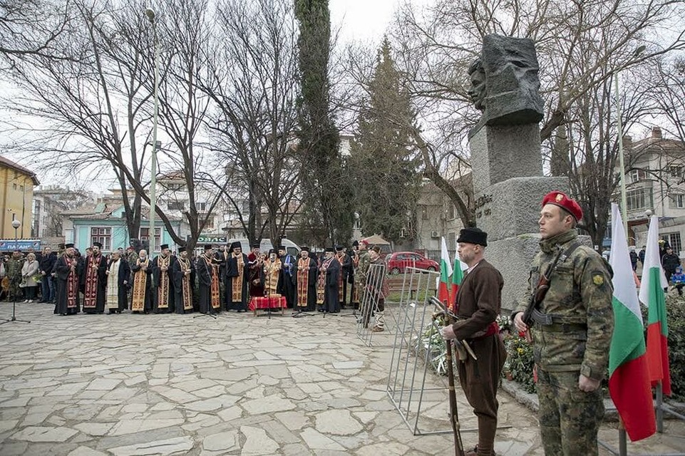 stara-zagora-polagane-venczi-pred-pametnika-na-levski.jpg