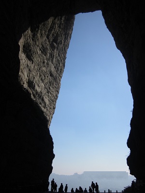 През вековете чудото привлича посещенията на императори и високопоставени лица от различни династии