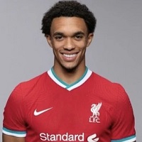 Трент Александър-Арнолд с екипа на Ливърпул