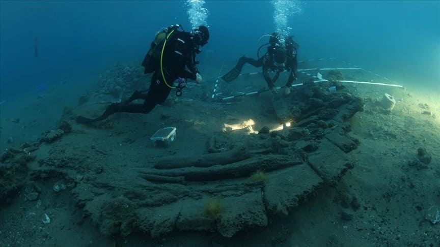 vodolazi-izsledvat-misteriozniya-korab.jpg
