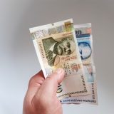 човек работи на минимална работна заплата
