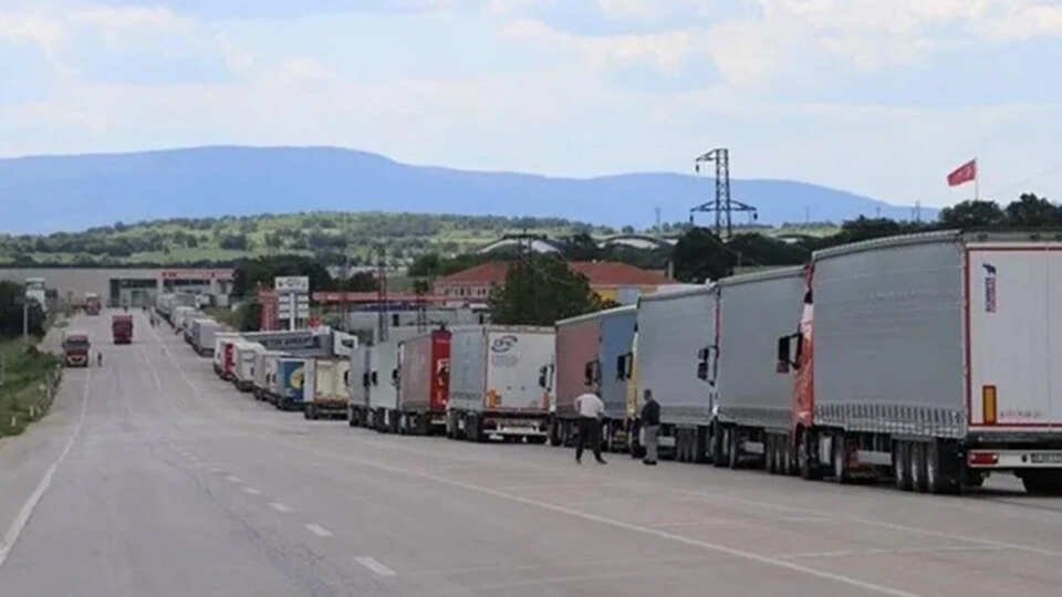 kamioni-granitsa.jpg