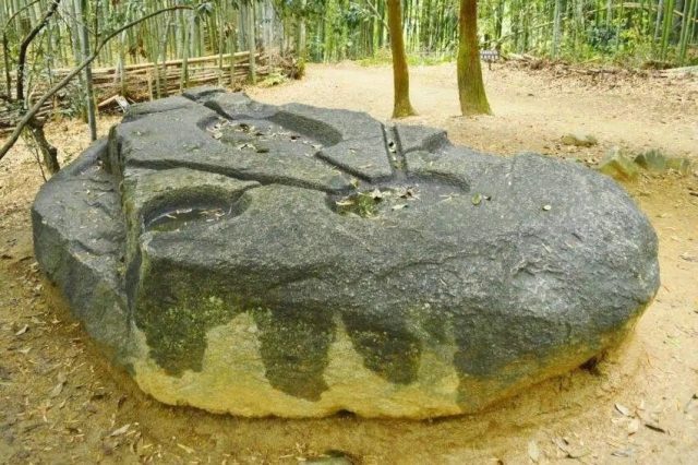 Камъкът Сакафунейши