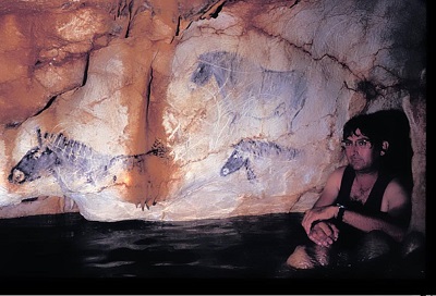 е разположена на около 37 метра (121 фута) под морското равнище, а входът ѝ лежи на около 37 метра