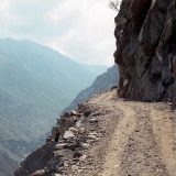 Пътят е в ужасно състояние и е изпитание за уменията и куража на всеки шофьор