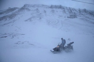до града може да се достигне с моторна шейна от Лонгиърбиен