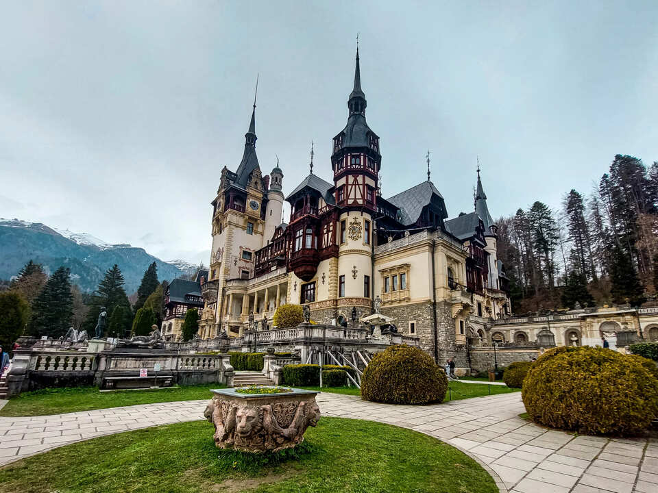 peles-and-pelisor-castles.jpg