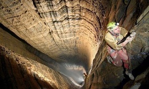 На дълбочина от 200 м, пещерата се разделя на два основни клона, а на дълбочина от 1300 м тя се разделя допълнително на още множество клонове.