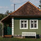 уютните къщички с местна архитектура с всички съвременни удабства в тях