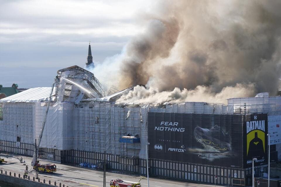 fire-destroys-copenhagens-old-stock-exchange.jpeg