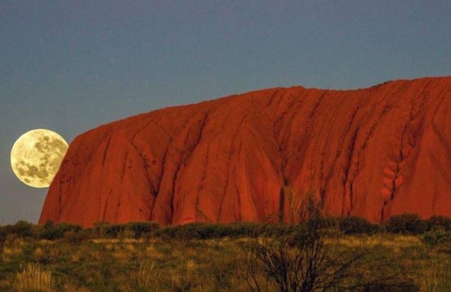 Планината Улуру в Австралия