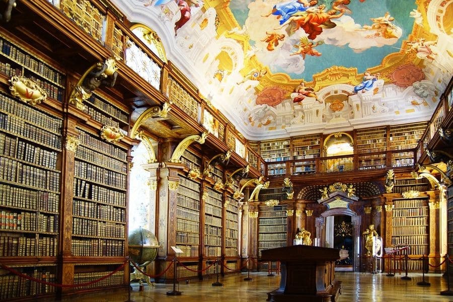 benediktinskiyat-manastir-v-avstriyskoto-gradche-melk.jpg