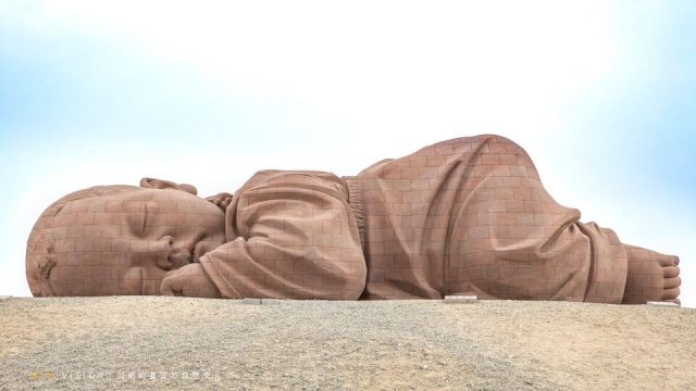 статуята Синът на Земята