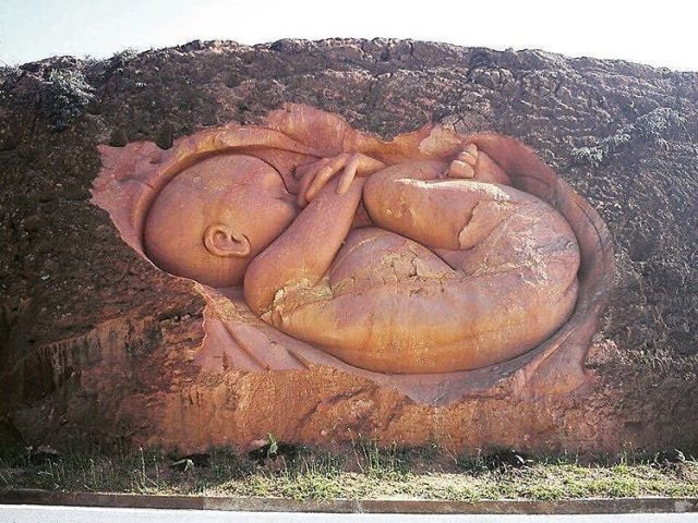 гигантска скулптура на бебе