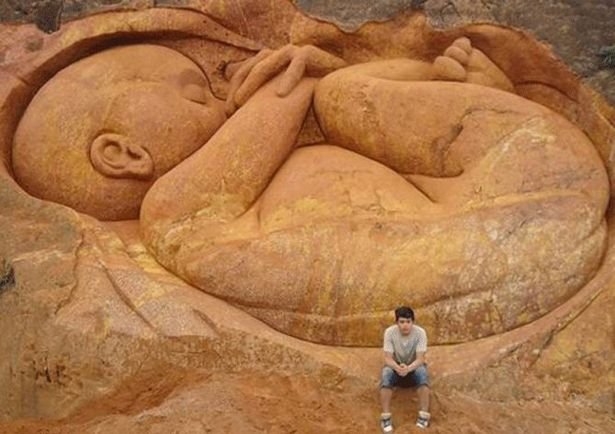 гигантска скулптура на бебе