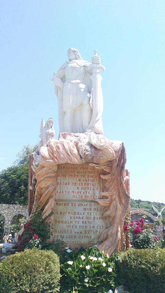 Замъкът „Влюбен във вятъра“ в село Равадиново