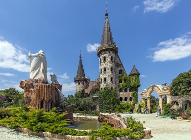 Замъкът „Влюбен във вятъра“ в село Равадиново