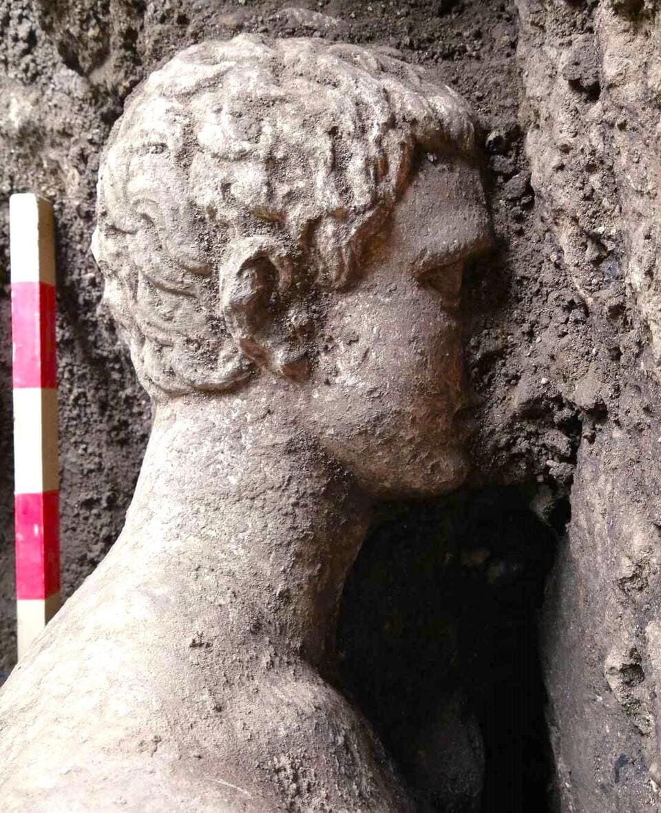 glava-na-statuq.jpg