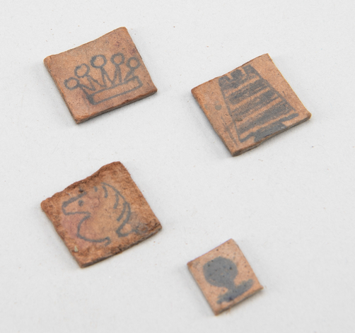 картонени шахматни фигури, намерени в Аушвиц