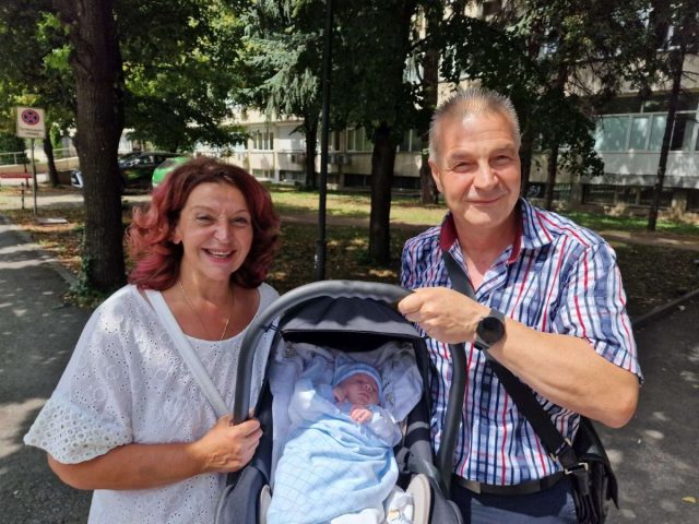 Набират средства за лечението на малкия герой Любчо от Пловдив.