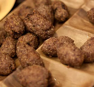 основата на “kibbeh” е мляно месо с лук, кедрови ядки и булгур.