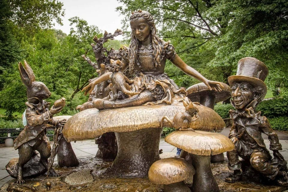 alice-in-wonderland-statue.webp