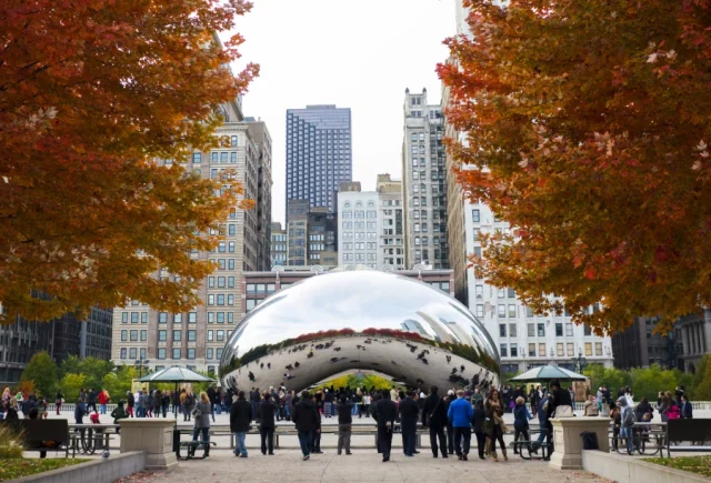 Cloud Gate (Облачната врата ), известен като The Bean (Бобът)