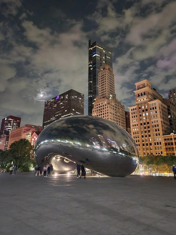 Cloud Gate (Облачната врата ), известен като The Bean (Бобът)