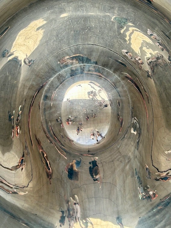 Cloud Gate (Облачната врата ), известен като The Bean (Бобът)