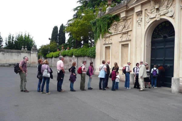 опашка от чакащи за Авентинската ключалка в Рим