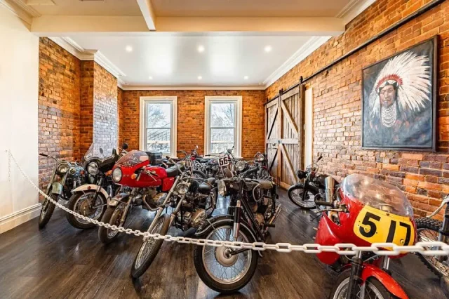 зала с мотори