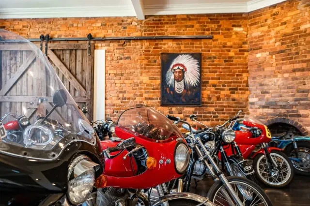 зала с мотори