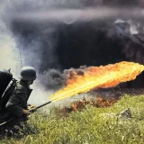 германски войник с огнехвъргачка