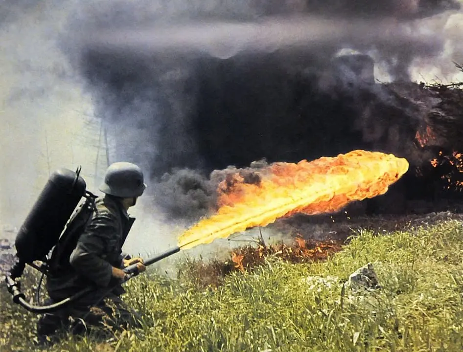germanski-voinik-s-ognehvargachka.webp