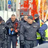 Полицаи опръскани с боя