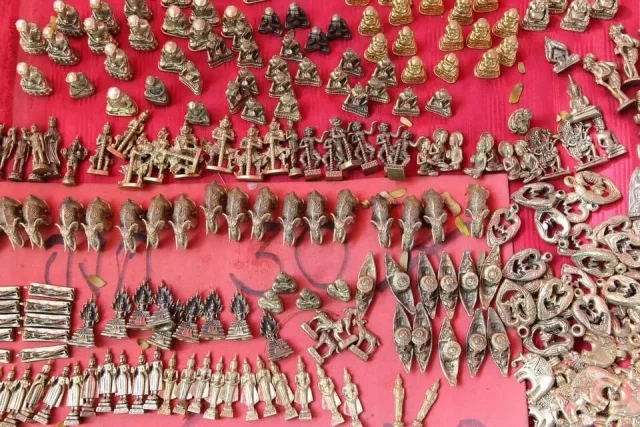 Амулети за късмет на пазара в Банкок, Тайланд