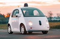 Waymo е автомобилен клон на Google и започва работа по системи за автопилот през 2009 година.