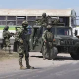 мексикански войници охраняват след нападение на картела Синелоа