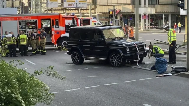 автомобил се вряза в спирка в Щутгарт