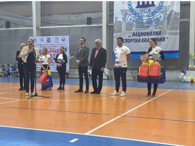 Детският спортен празник „Здравото дете е активно и щастливо дете“ 2025 г. се проведе за 15-а поредна година в столицата. Основната цел на събитието беше насърчаването на системни спортни занимания при децата от най-ранна възраст. Началото на празника дадоха министърът на младежта и спорта Иван Пешев и ректорът на НСА проф. Красимир Петков. Сред специалните гости бяха и помощник-ректорът на НСА и вицепрезидент на БФС проф. Николай Изов, както и бившият министър на младежта и спорта проф. Даниела Дашева. Организатори на събитието са Българската федерация „Спорт за всички“ съвместно със спортен клуб „Спорт за всички – Детска спортна академия Том и Джери“. Проявата се осъществи с подкрепата на Министерството на младежта и спорта по „Програма за развитие на спорта за всички и спорта за учащи“. Форумът беше посветен на 17 май – Деня на българския спорт и е част от изпълнението на Националната програма за физическа активност и развитие на българското население „БУЛФАР 2025–2028“. В Деня на българския спорт министър Иван Пешев се срещна с децата от спортния празник и им пожела да се забавляват на турнира. „Благодаря на родителите им, които ги насърчават да се занимават със спорт. Той възпитава редица ценности, които ще им бъдат полезни в бъдеще. Радвам се, че съм сред вас на този специален ден. Сигурен съм, че сте добре подготвени и ще постигнете целите, които сте си поставили“, заяви министър Пешев. Той поздрави Българската федерация „Спорт за всички“ и екипа на СКСВ–ДСА „Том и Джери“ за отличната организация, както и домакините от Национална спортна академия „Васил Левски“ за предоставените условия. Благодарствени плакети връчиха Мартин Йорданов – председател на СКСВ–ДСА „Том и Джери“ и Ирен Цветкова – зам.-председател на Българската федерация „Спорт за всички“, на министъра на младежта и спорта Иван Пешев и ректора на НСА проф. Красимир Петков, с признателност за приноса им към развитието на българския спорт. Българската национална телевизия е медиен партньор на събитието и също получи плакет, който прие журналистът Илиян Енев с благодарност за сътрудничеството и ангажираността към популяризирането на спорта от най-ранна детска възраст. Мотото, което обедини всички участници и подчерта мисията на празника е: „Да върнем децата към спорта“. Деца на възраст от 3 до 12 години вдигнаха адреналина на родителите и гостите с изявите си в турнира по футбол, концертите по модерни и народни танци, както и с демонстрации по гимнастика и комплексни спортни игри. Празникът продължи три дни и се проведе в Национална спортна академия (НСА) „Васил Левски“ – София, на 10, 11, 17 и 18 май 2025 г. Победител в турнира по футбол стана отборът на 98-о начално училище. При децата от детските градини турнирът по футбол и спортни игри беше с демонстративен и развлекателен характер, без класиране – всички отбори бяха победители. Всички деца получиха медали, купа за всяка група, както и индивидуални награди от „Боровец – Ден и Нощ“, карамелени вафли „Нелис“, CANYON, сокове „Флорина“ и „Мегапорт“ ООД. Реализирането на това събитие стана възможно и благодарение на партньорите: „Ден и Нощ“ – вафли и бисквити „Боровец“, „Нелис“ – карамелени и медени вафли, езиков център „Биззи“, Пюр Спийд Картинг Академия, сокове „Флорина“, „Мегапорт“ ООД – компания с над 30-годишен опит в производството на полимерни продукти, CANYON – марка за мобилни аксесоари и гейминг периферия, мебелен бранд Carmen, както и Пюр Спийд Картинг Академия – първата в България за състезатели на възраст от 5 до 12 години.