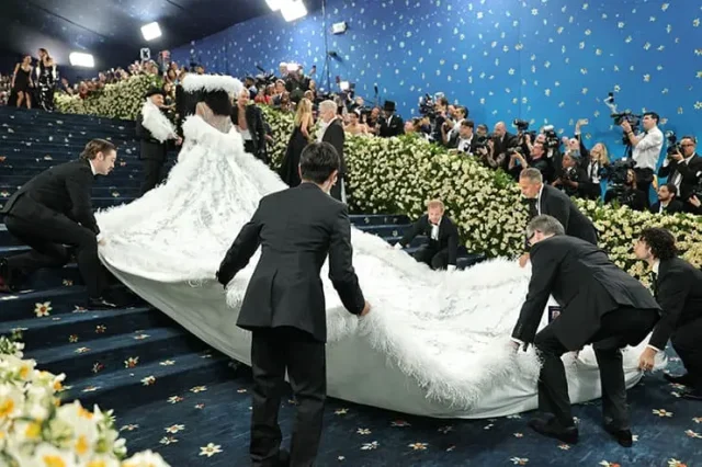 Бяла рокля Даяна Рос