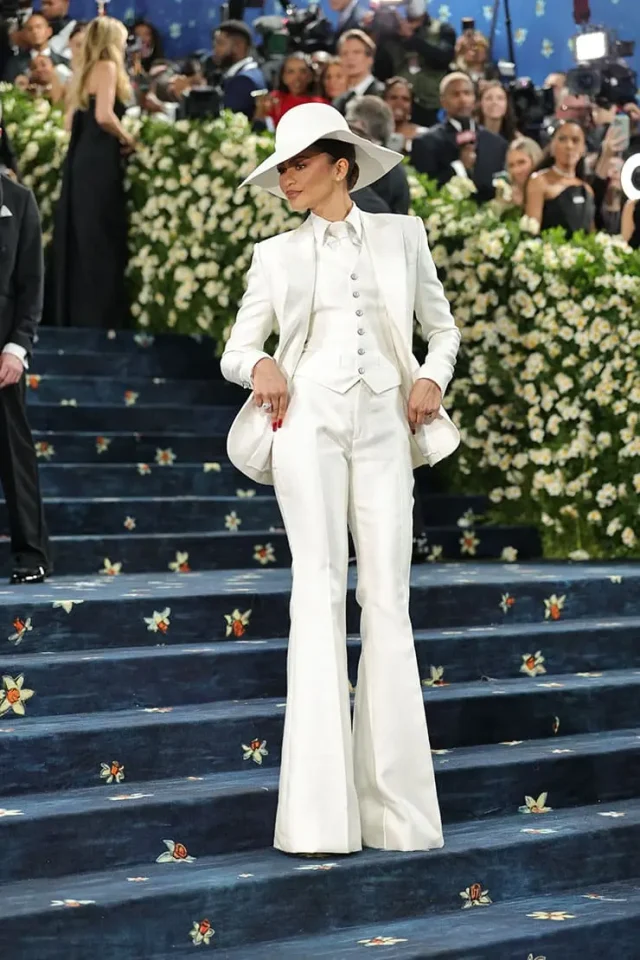 Зандая бял костюм met gala