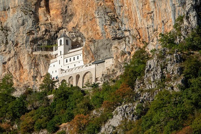 gorniyat-manastir-v-ostrog-cherna-gora.jpg
