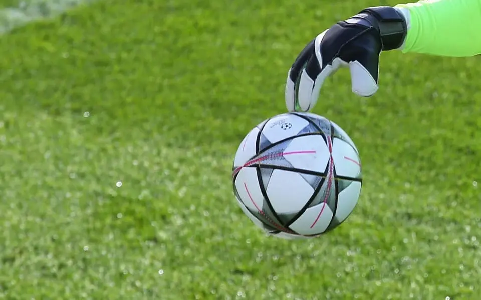 topka-futbol-rykavica-vratar.webp