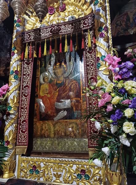 На 12 юли Светата Православна Църква почита чудотворния образ на Пресвета Богородица „Троеручица