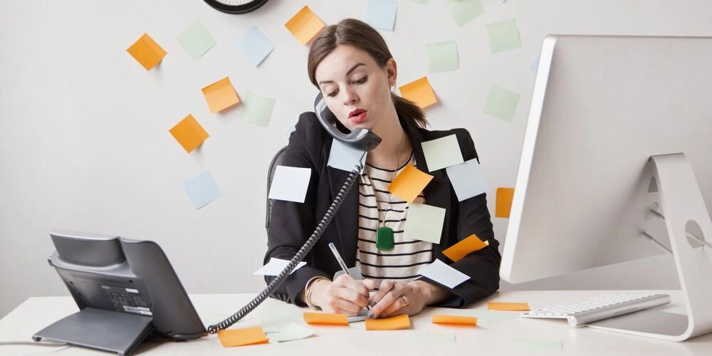 multitasking-office-real-photo.webp